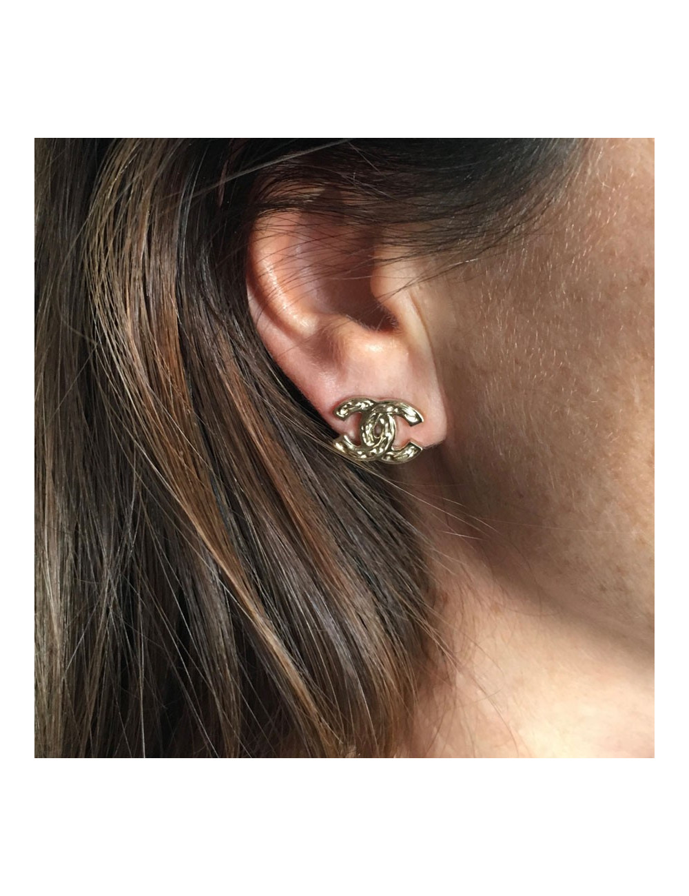 Boucles d'oreilles clous CHANEL CC motif chaine métal doré mat