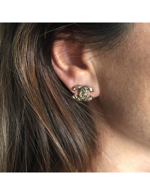 Boucles d'oreilles clous CHANEL CC motif chaine métal doré mat