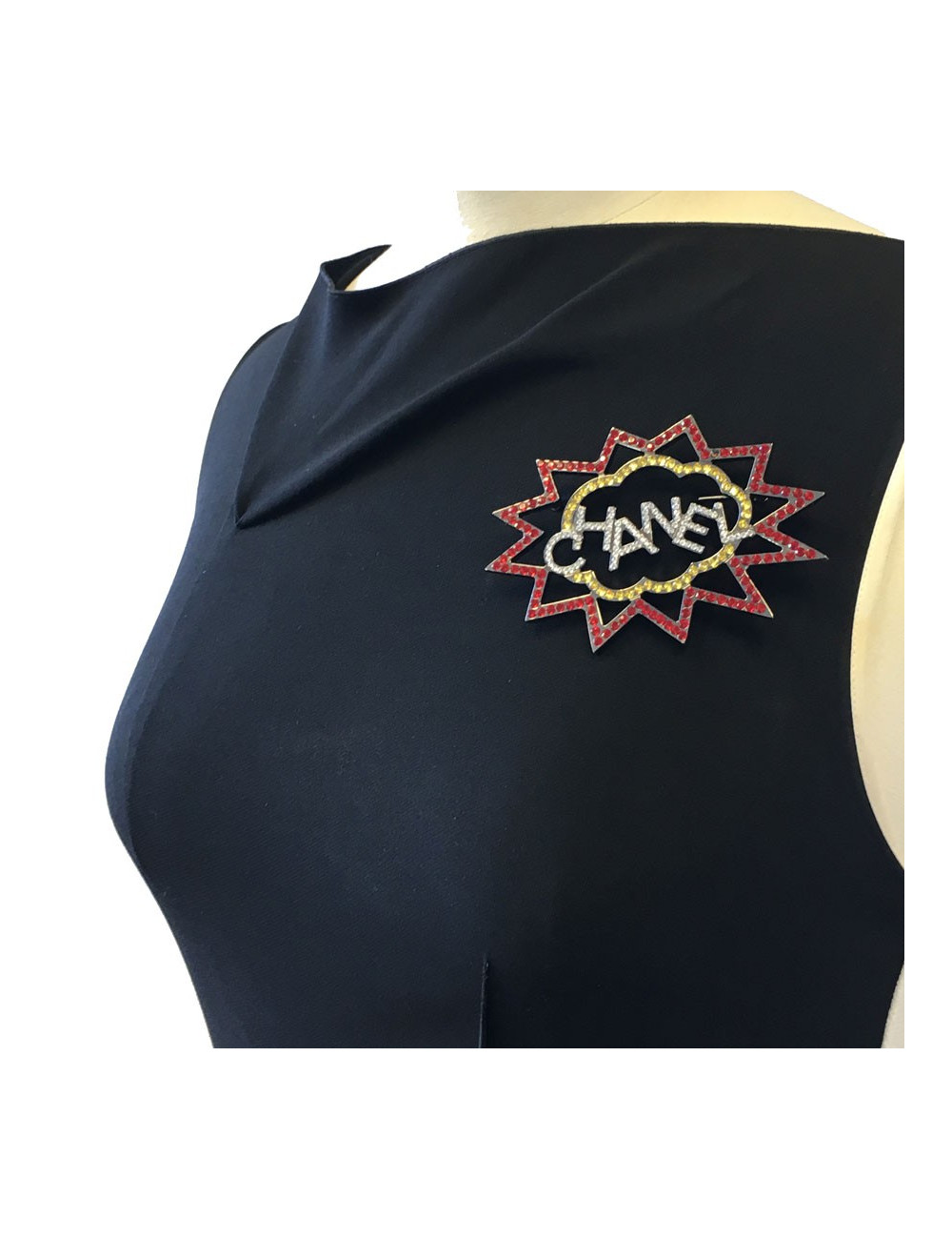 xxx Broche CHANEL 'CHANEL' en ruthénium et strass de couleur