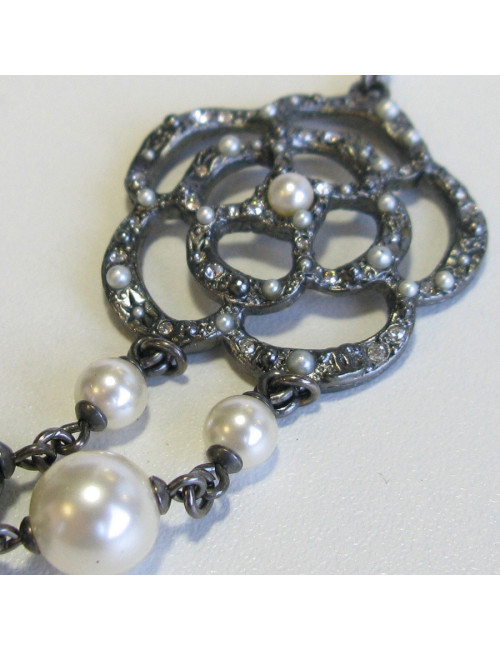 Collier CHANEL double rangs perles nacrées et perles noirs et camélia