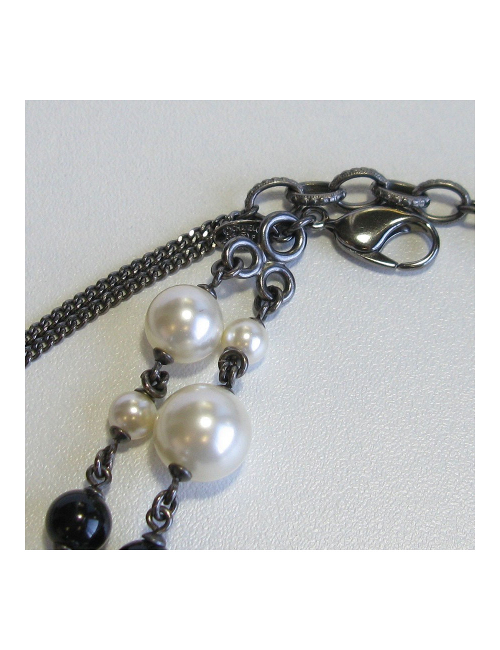 Collier CHANEL double rangs perles nacrées et perles noirs et camélia