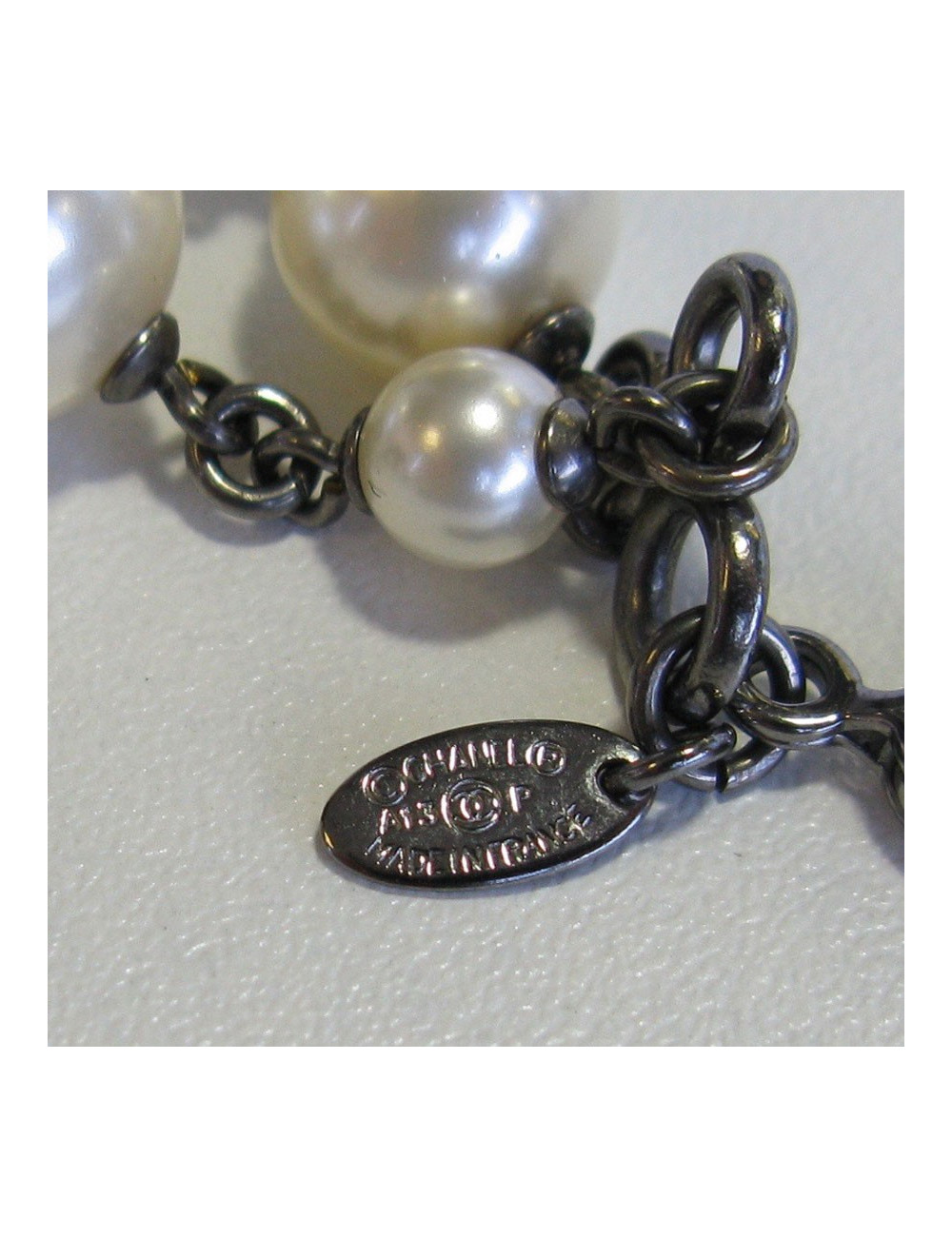 Collier CHANEL double rangs perles nacrées et perles noirs et camélia