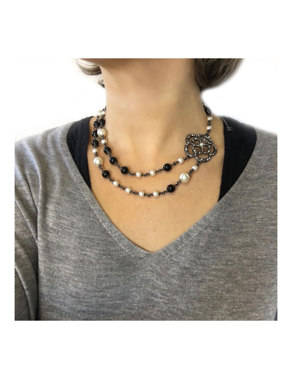 CHANEL double row of pearls and camellia necklace 