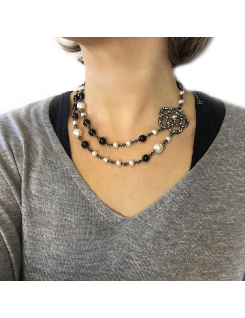 Collier CHANEL double rangs perles nacrées et perles noirs et camélia
