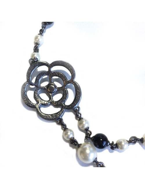 Collier CHANEL double rangs perles nacrées et perles noirs et camélia