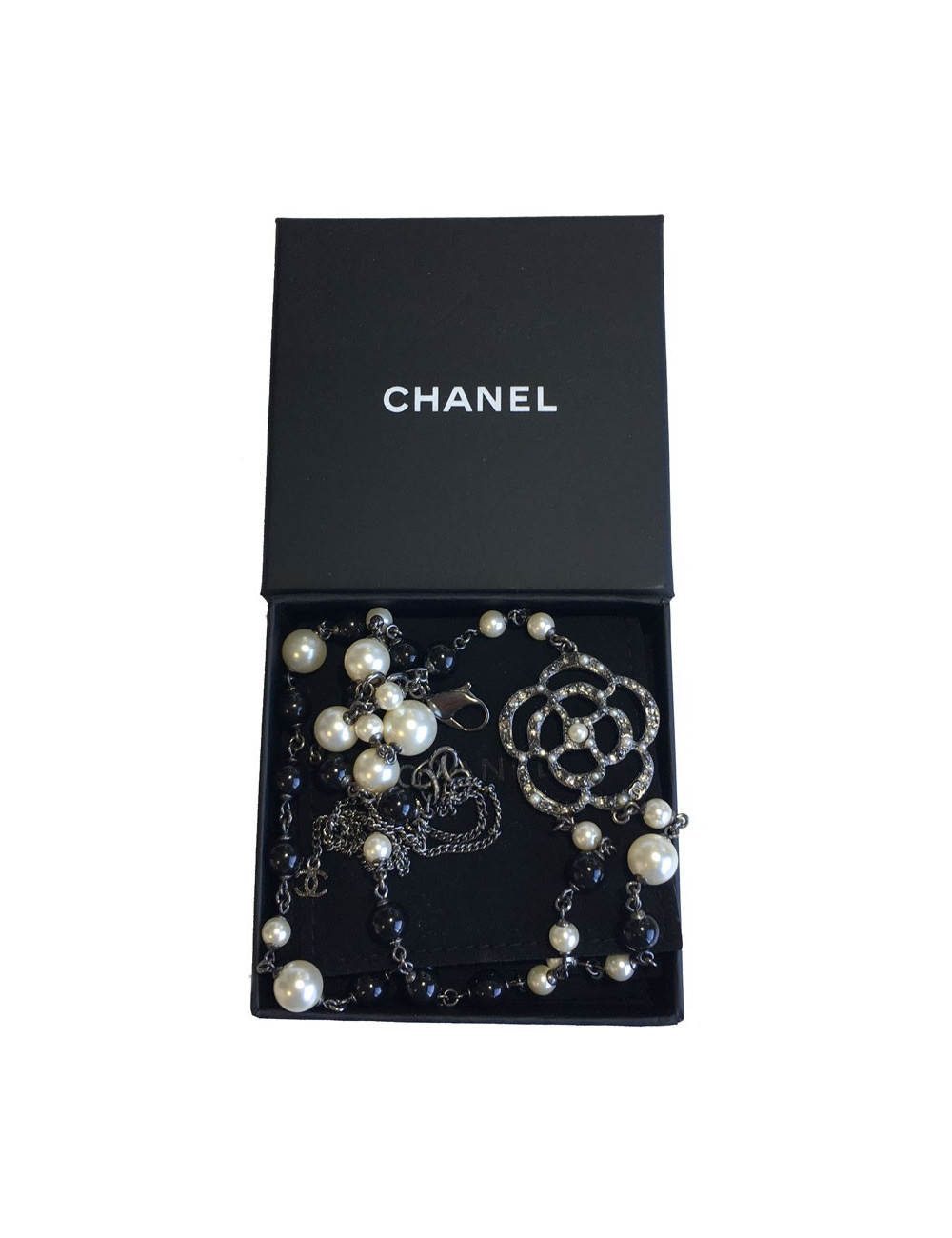 Collier CHANEL double rangs perles nacrées et perles noirs et camélia