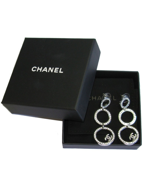 Boucles d'oreille CHANEL pendantes en métal argenté serties de strass blancs