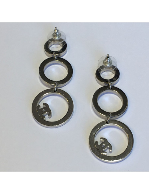 Boucles d'oreille CHANEL pendantes en métal argenté serties de strass blancs