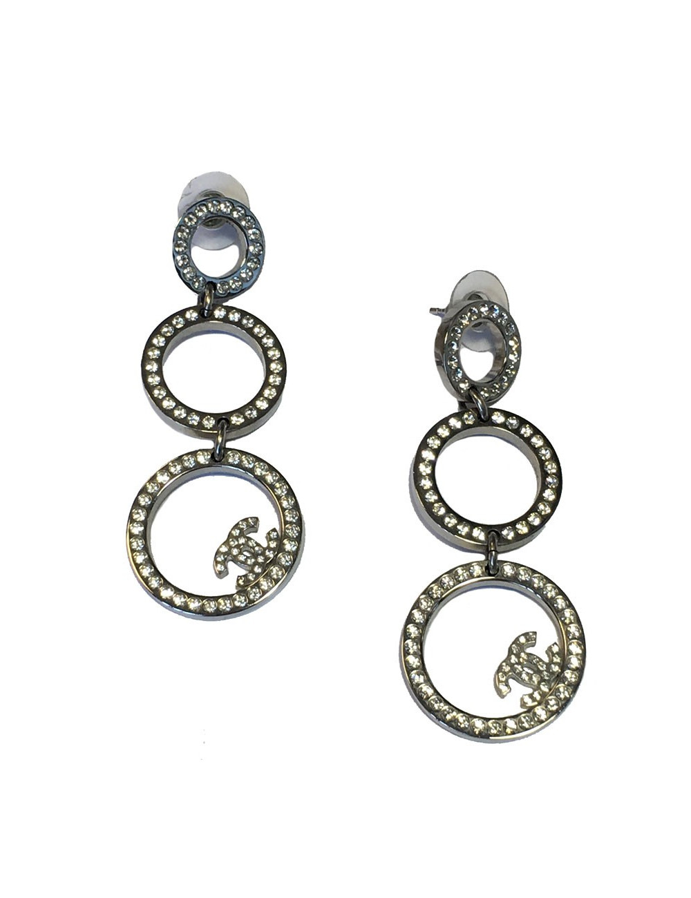 Boucles d'oreille CHANEL pendantes en métal argenté serties de strass blancs