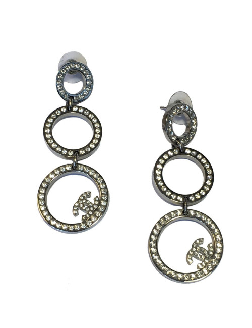 Boucles d'oreille CHANEL pendantes en métal argenté serties de strass blancs