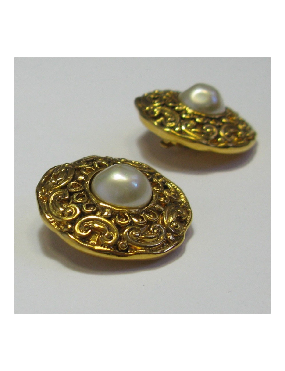 CHANEL vintage clip-on earrings in gilt metal and pearly bead