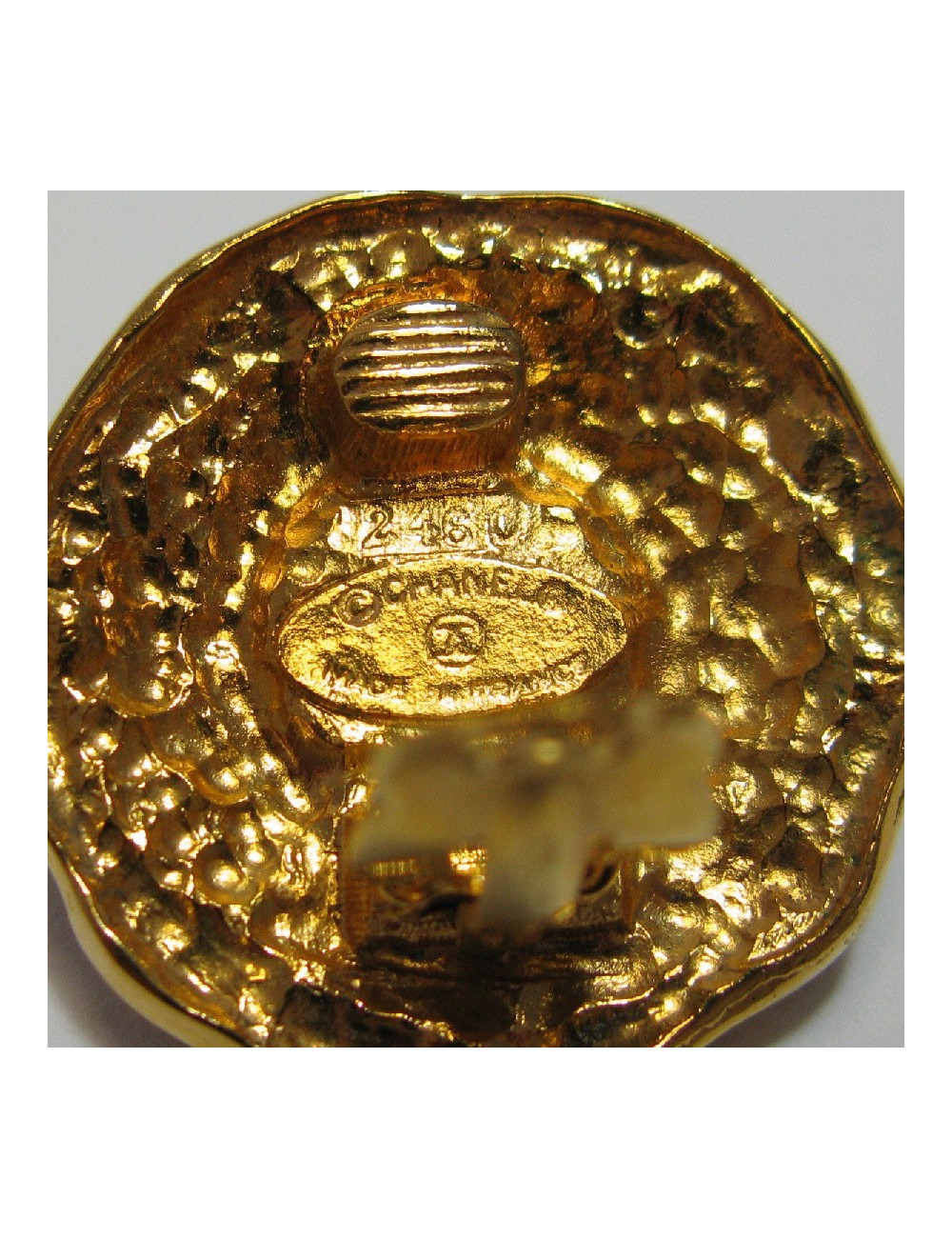 CHANEL vintage clip-on earrings in gilt metal and pearly bead