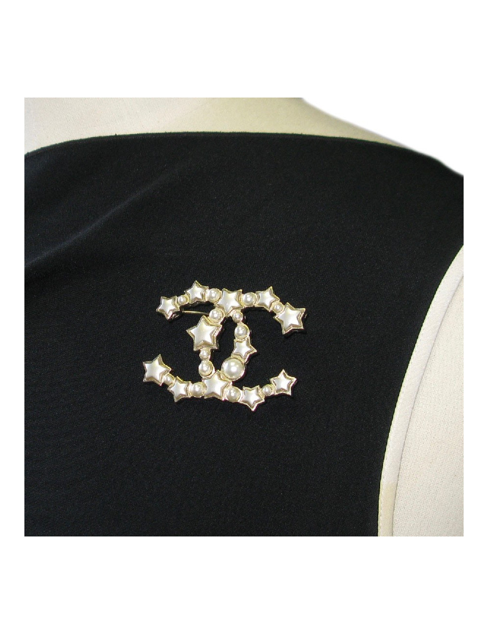 CHANEL CC brooch in gilded metal, pearls and stars