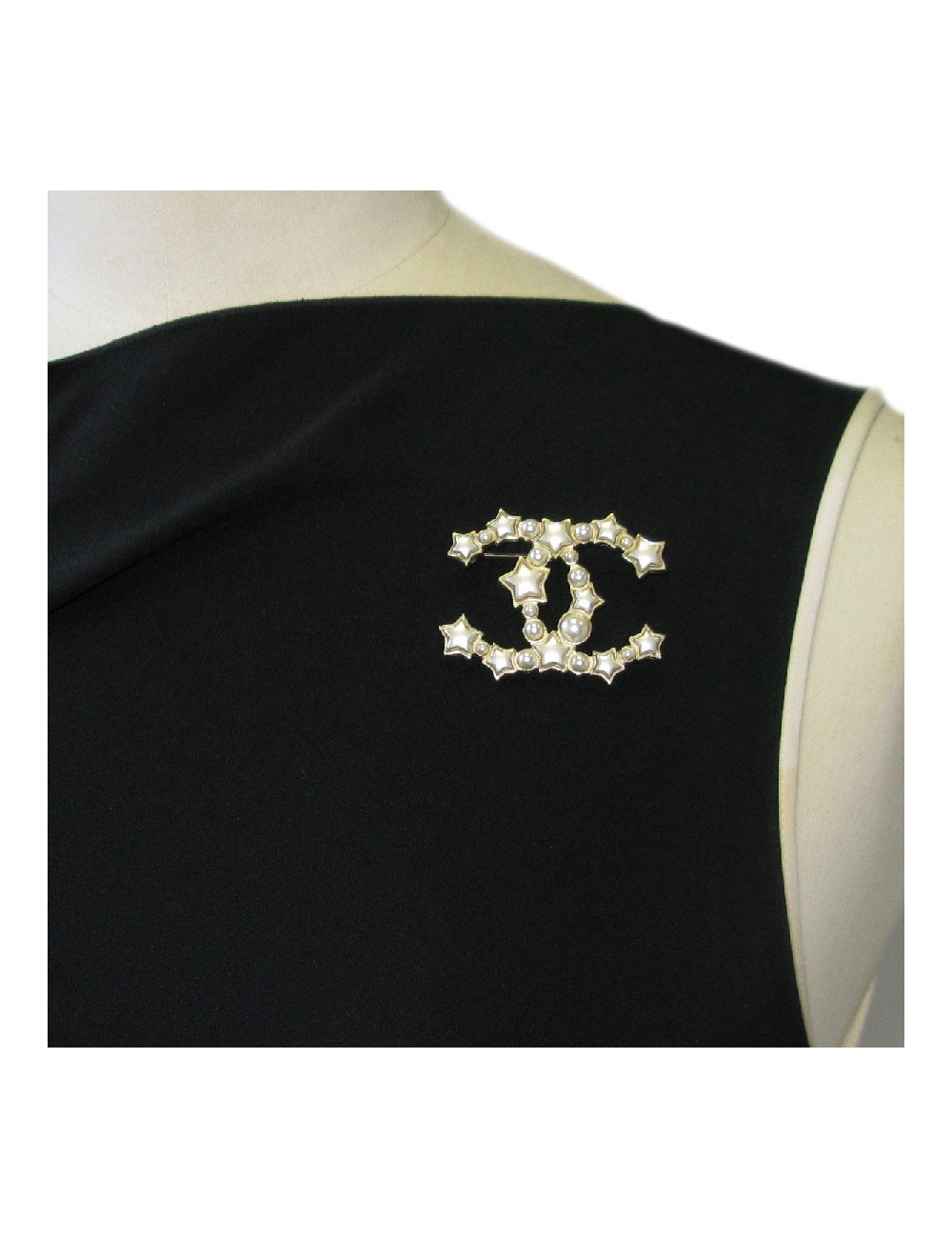 CHANEL CC brooch in gilded metal, pearls and stars