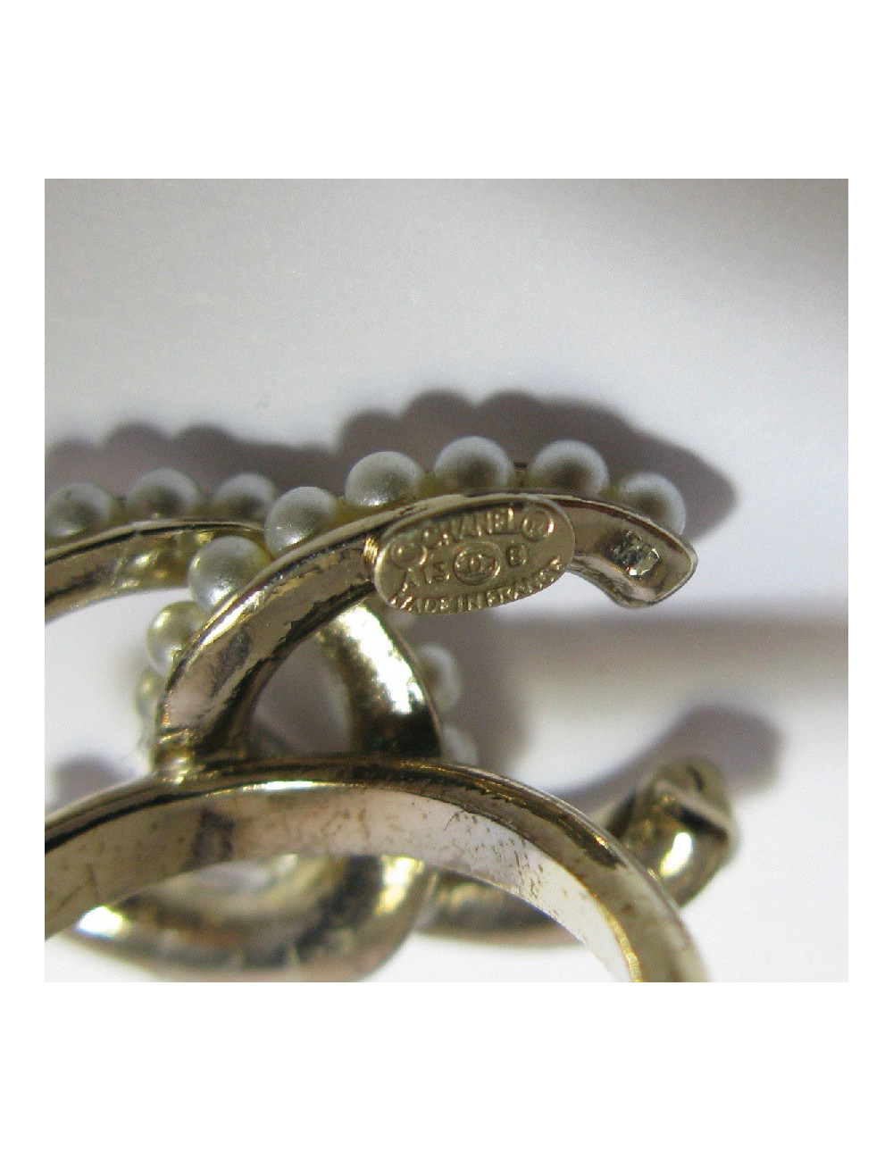 CHANEL CC ring in gilded metal and pearly beads