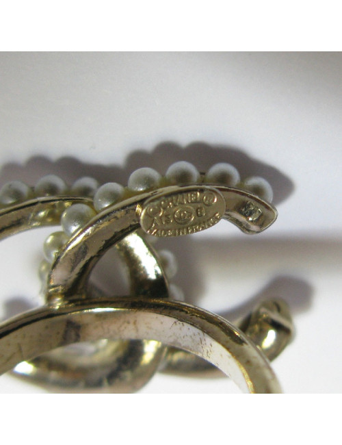 CHANEL CC ring in gilded metal and pearly beads