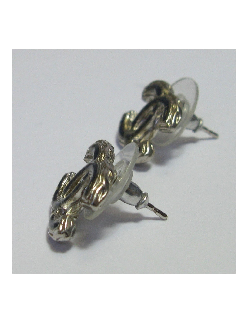 Boucles d'oreille clous Chanel CC argenté et émail noir