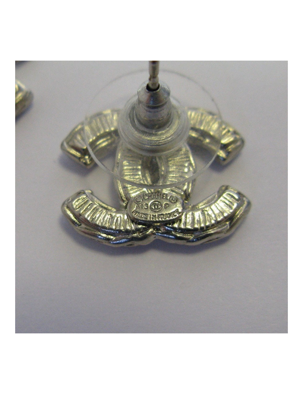 Boucles d'oreille clous Chanel CC argenté et émail noir