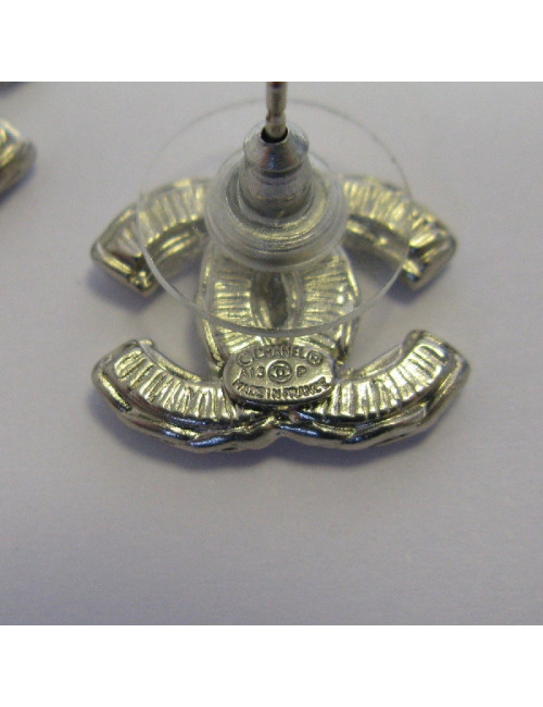 Boucles d'oreille clous Chanel CC argenté et émail noir