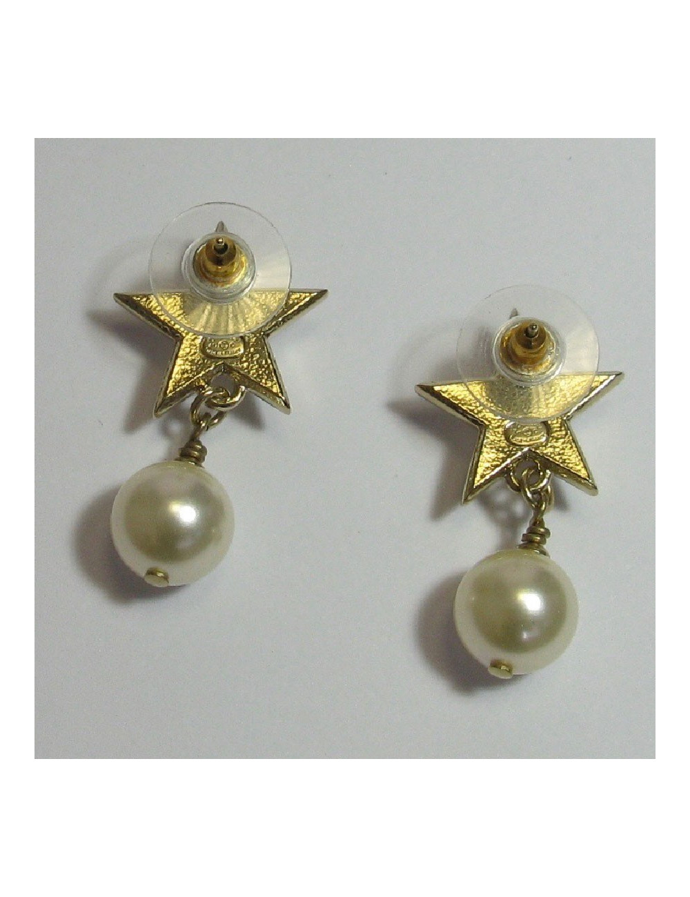 CHANEL stud earrings star in gilded metal and pearl