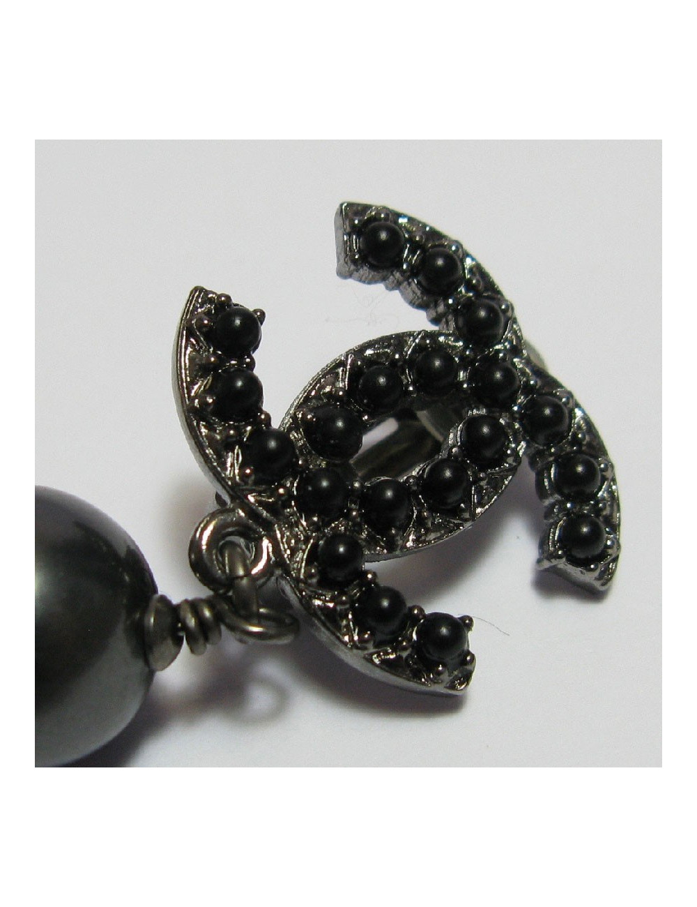Boucles d'oreilles clips Chanel perles noires