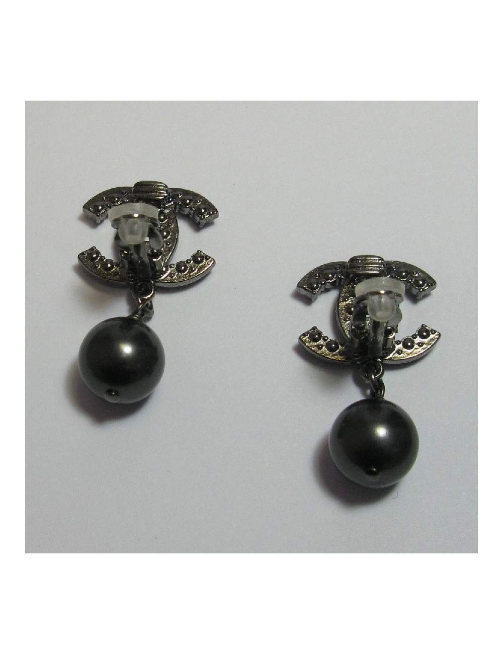 CHANEL CC stud earrings in ruthenium, black pearls and gray pearl