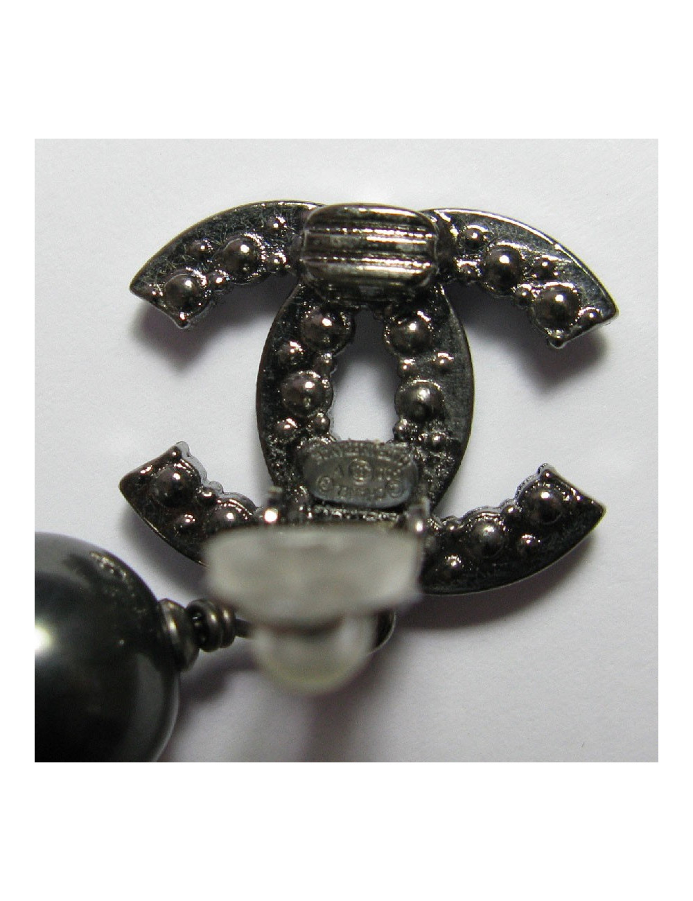 Boucles d'oreilles clips Chanel perles noires