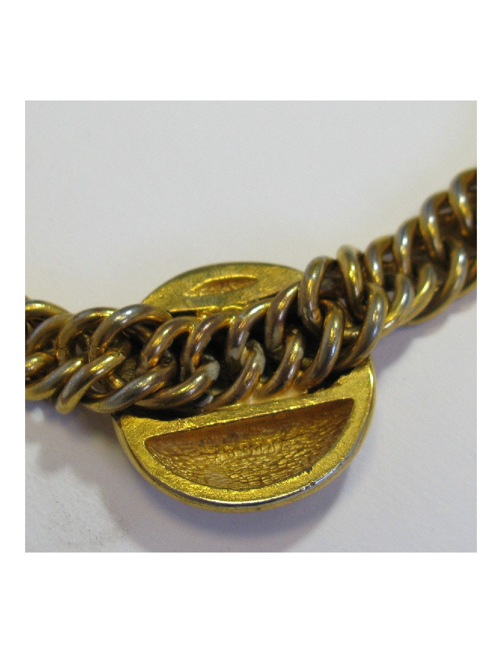 Collier CHANEL ras de cou vintage en métal doré