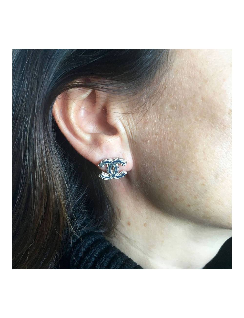 Boucles d'oreille clous Chanel CC argenté et émail noir