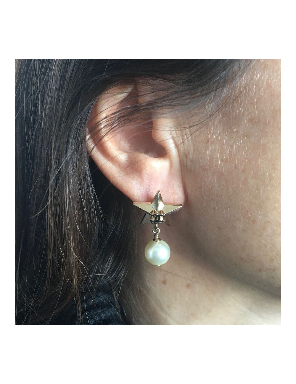 Boucles d'oreille clous Chanel étoile dorés et perle nacrée
