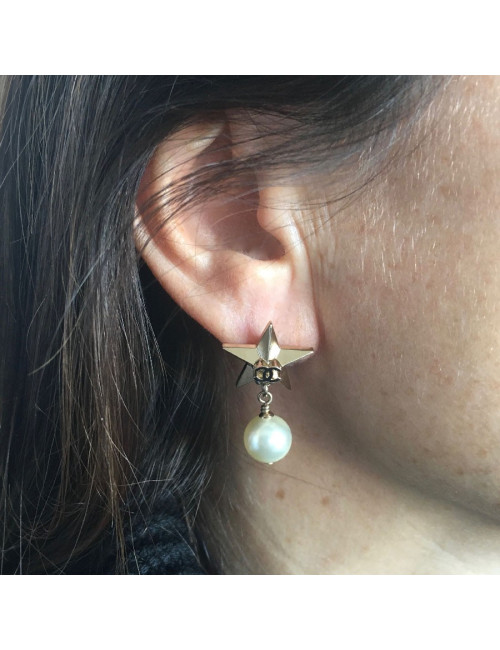 Boucles d'oreille clous Chanel étoile dorés et perle nacrée