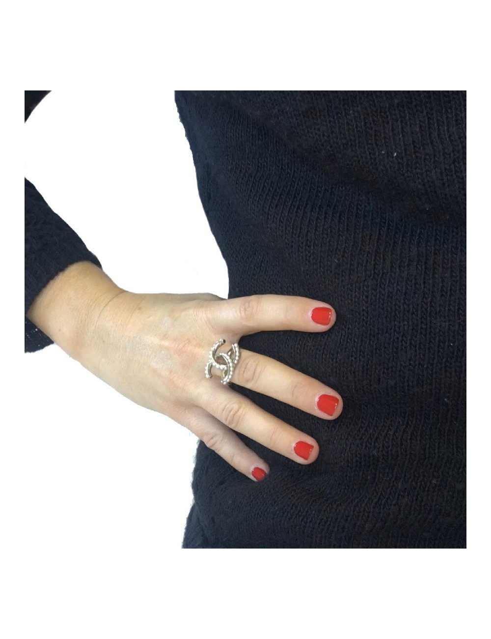 CHANEL CC ring in gilded metal and pearly beads