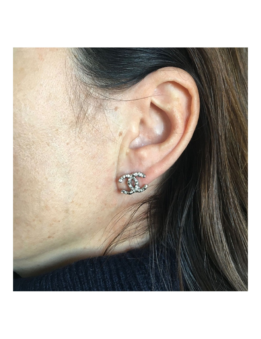 Boucles d'oreille clous Chanel CC argenté et strass