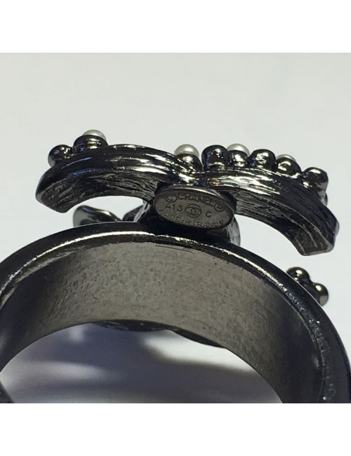 Bague CHANEL CC T54 en ruthénium, perles nacrées et brillants