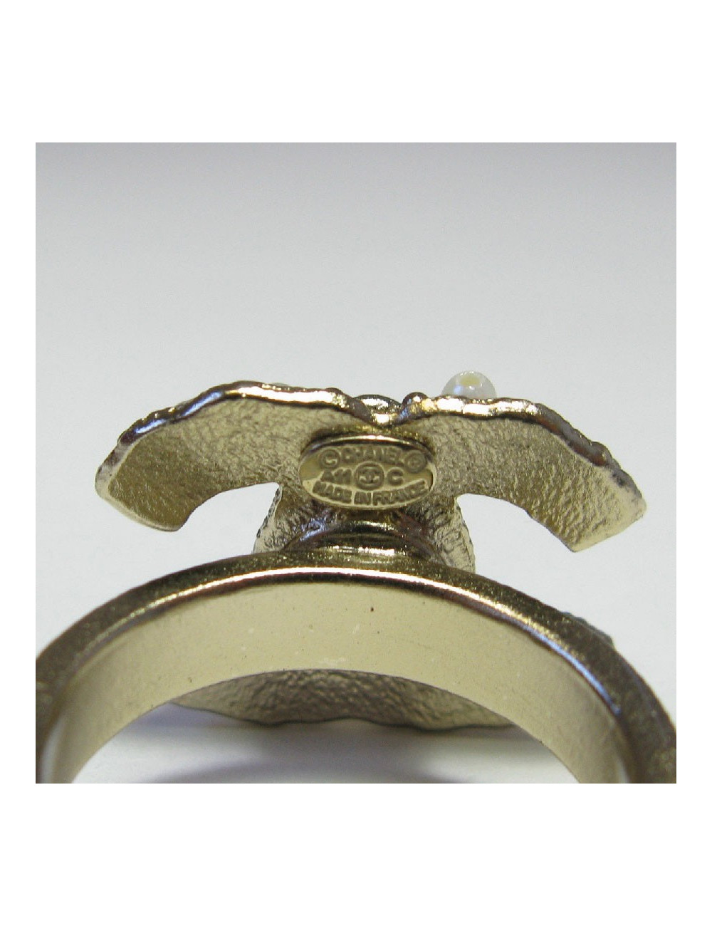 Bague CHANEL CC T53 en métal doré, perles et résine pailletée