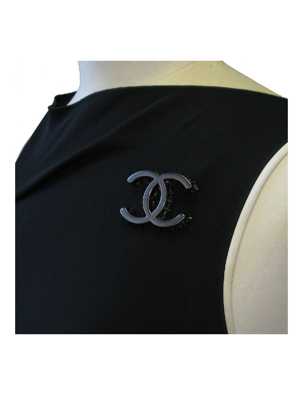 CHANEL CC bottle cap brooch in ruthenium