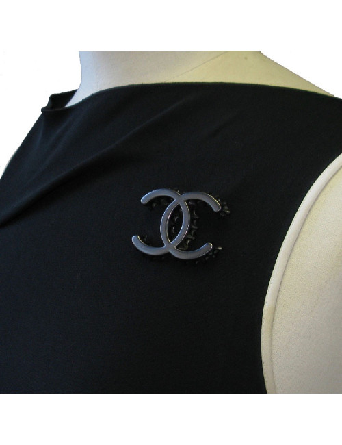 CHANEL CC bottle cap brooch in ruthenium