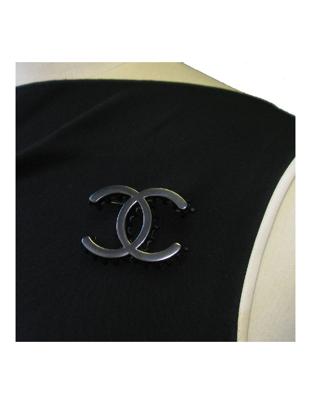 Broche CHANEL CC capsule en métal ruthénium