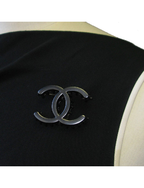 CHANEL CC bottle cap brooch in ruthenium