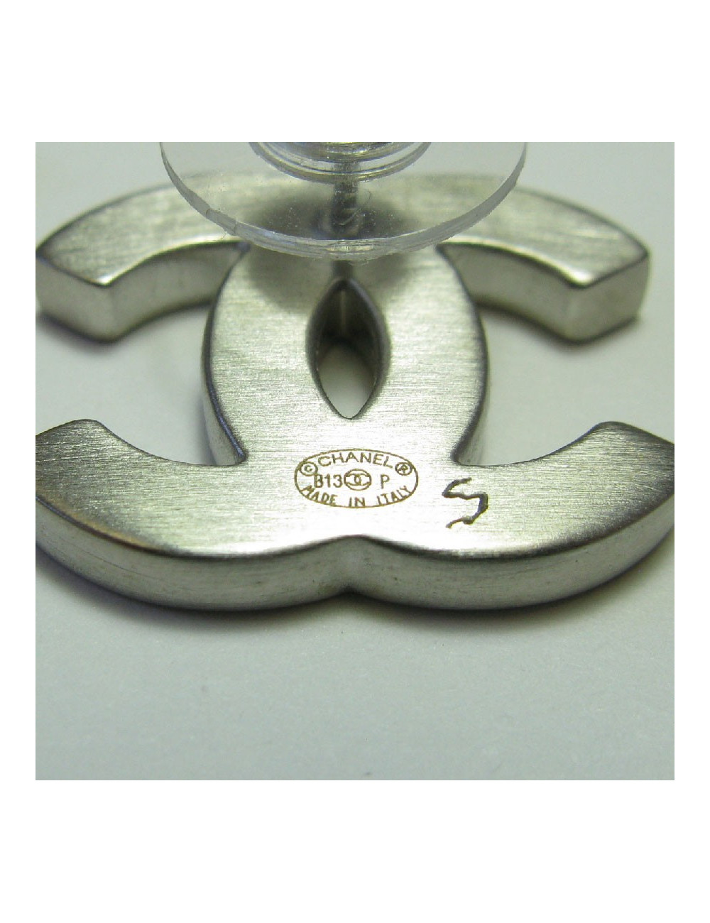 Boucles d'oreilles clous CHANEL CC en métal argenté et cuir noir