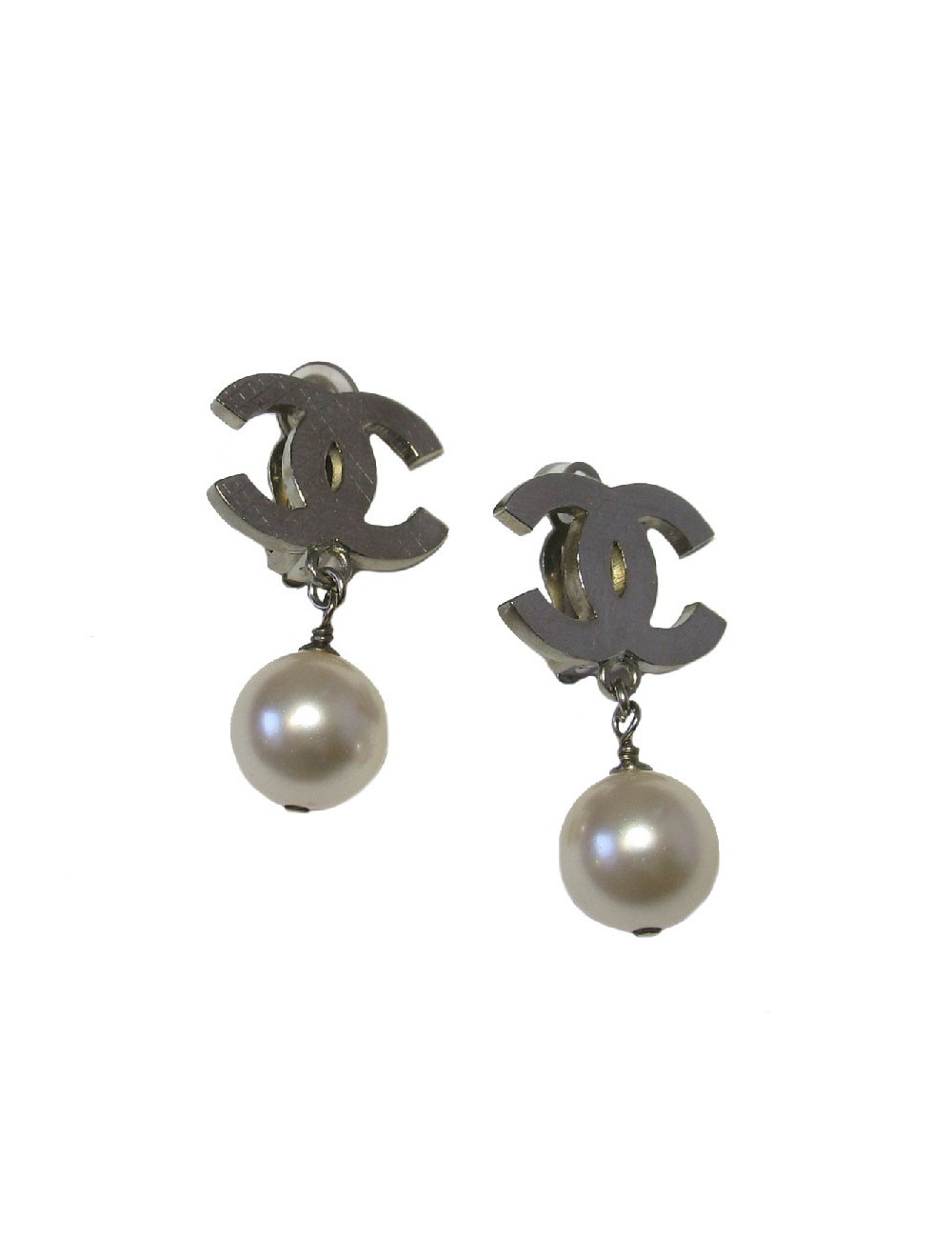 Boucles d'oreilles clips CHANEL CC et perle nacrée