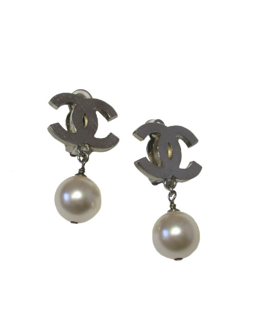 Boucles d'oreilles clips CHANEL CC et perle nacrée