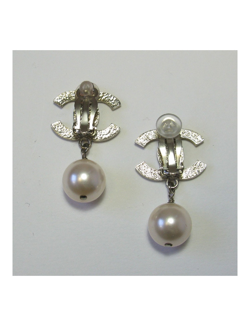 CHANEL CC clip-on earrings in silver metal and pearl