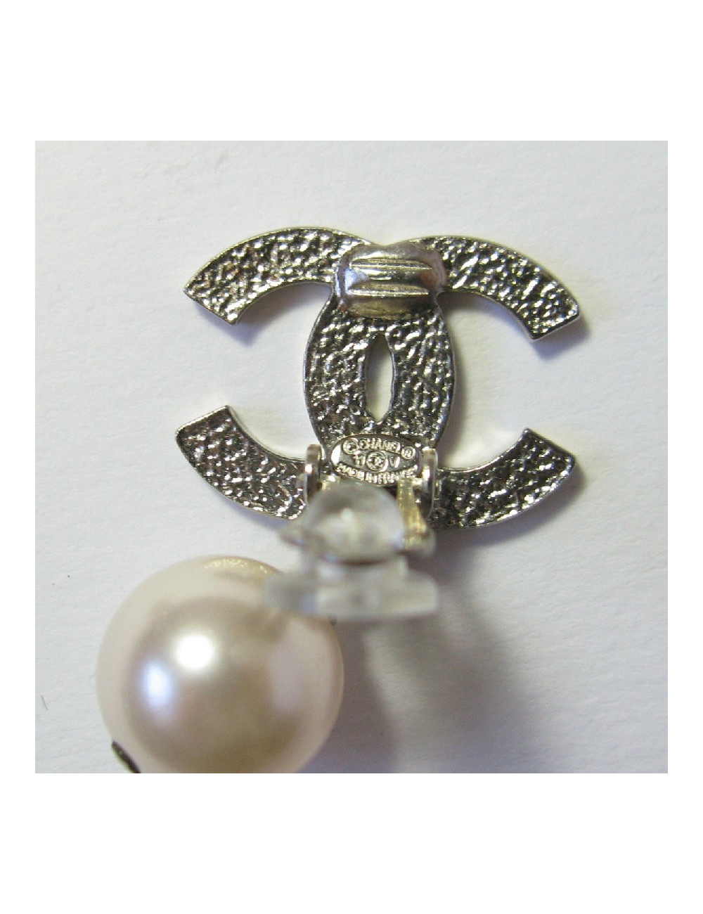 Boucles d'oreilles clips CHANEL CC et perle nacrée