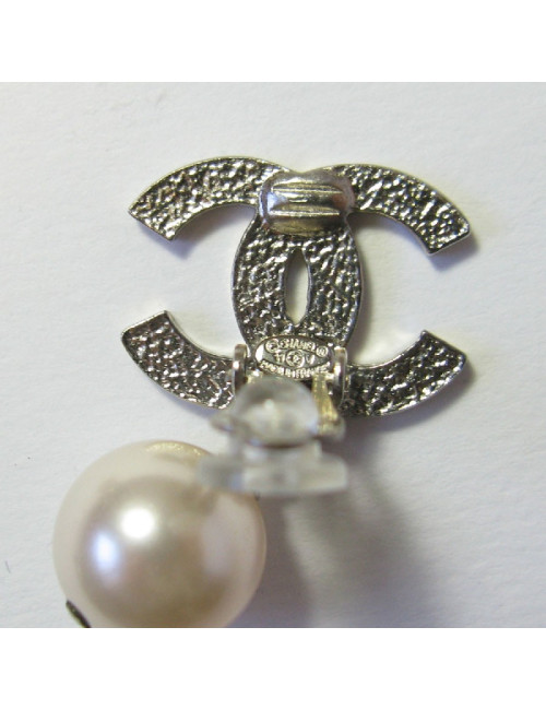 Boucles d'oreilles clips CHANEL CC et perle nacrée