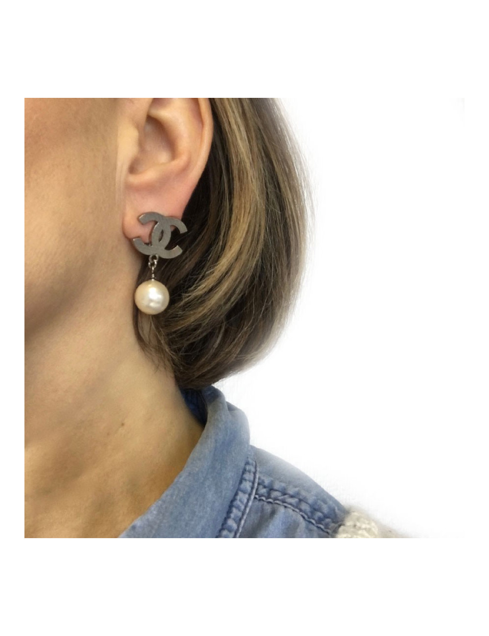 Boucles d'oreilles clips CHANEL CC et perle nacrée