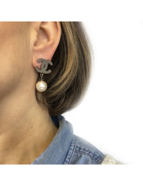 Boucles d'oreilles clips CHANEL CC et perle nacrée