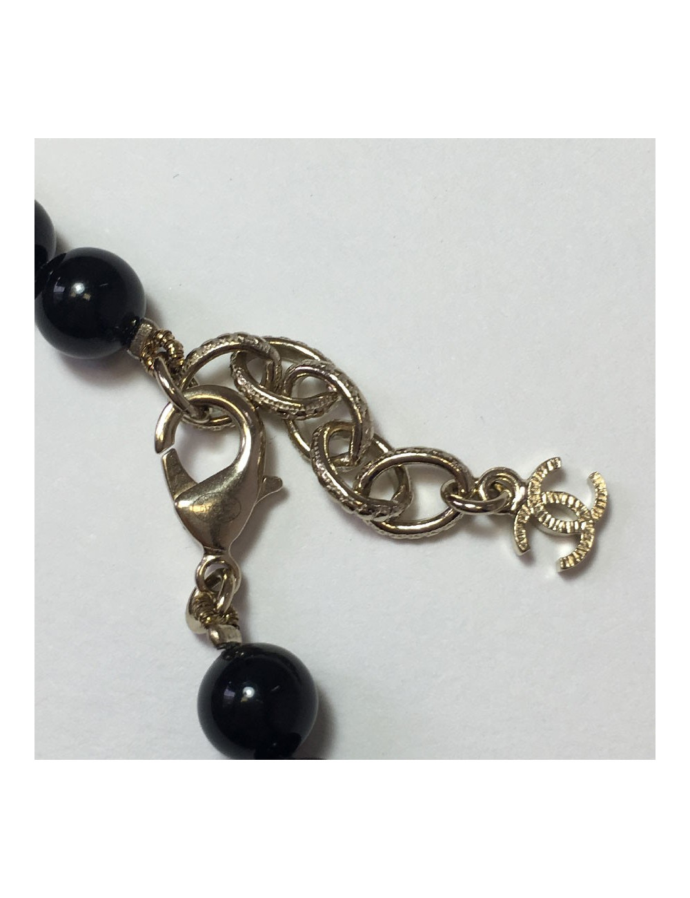 Sautoir CHANEL perles noires et CC dorés