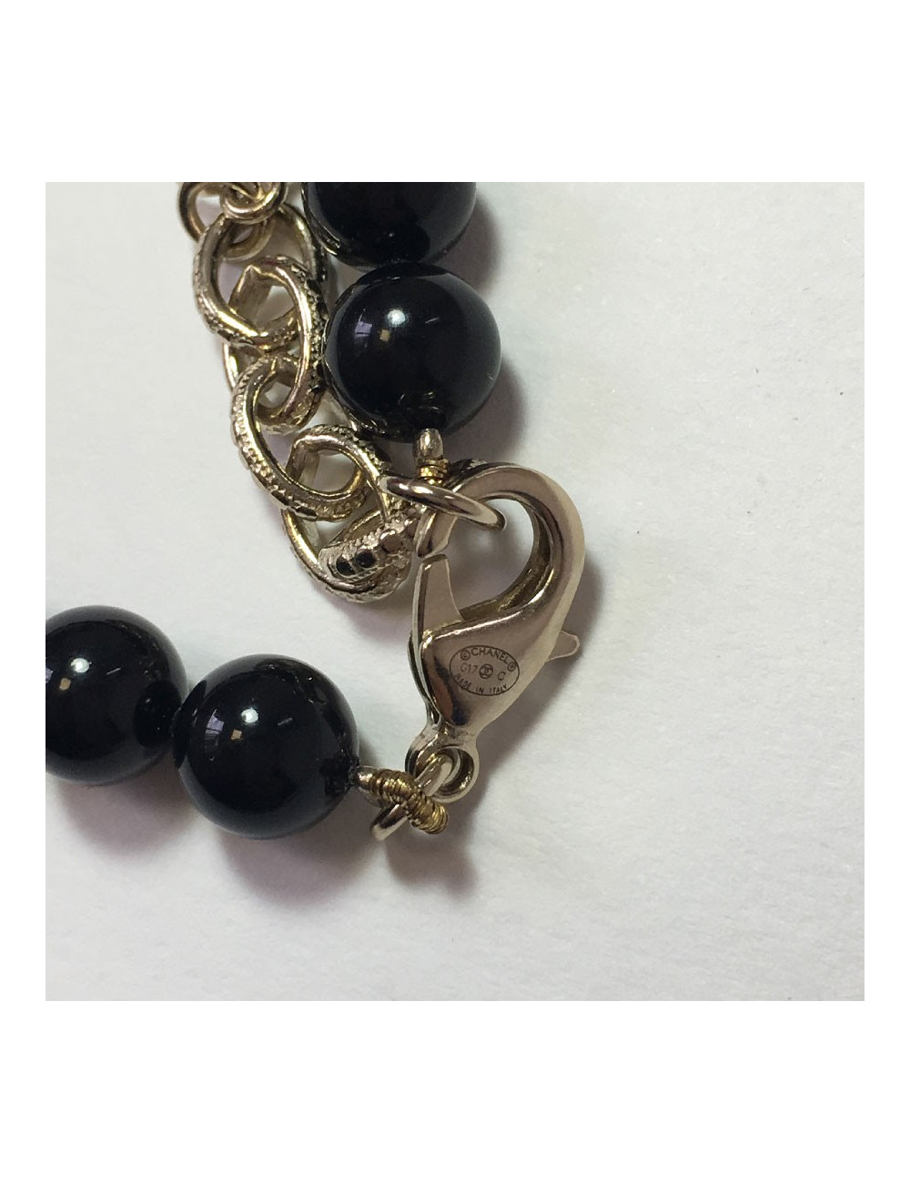 Sautoir CHANEL perles noires et CC dorés