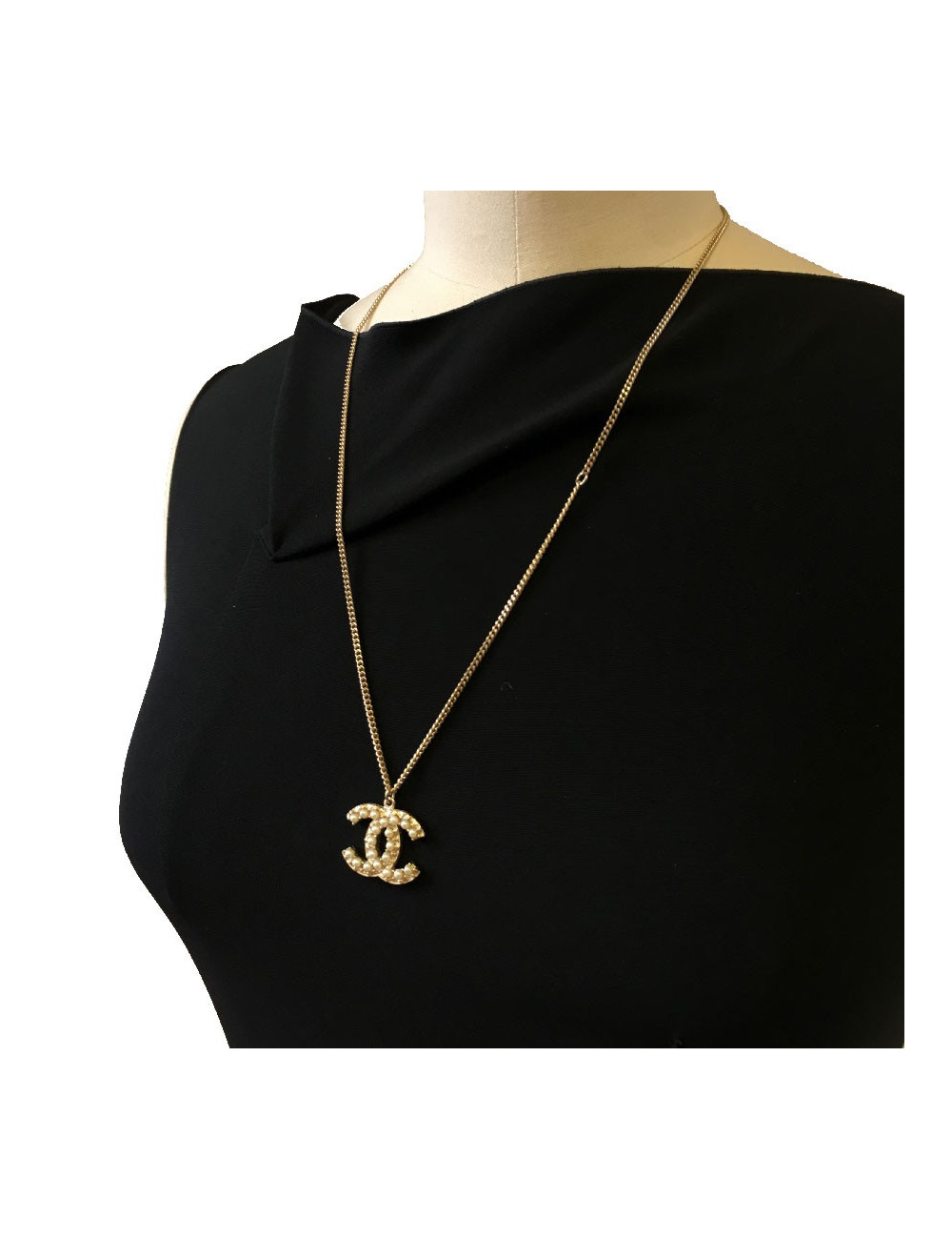 Collier CHANEL CC en métal doré serti de perles nacrées